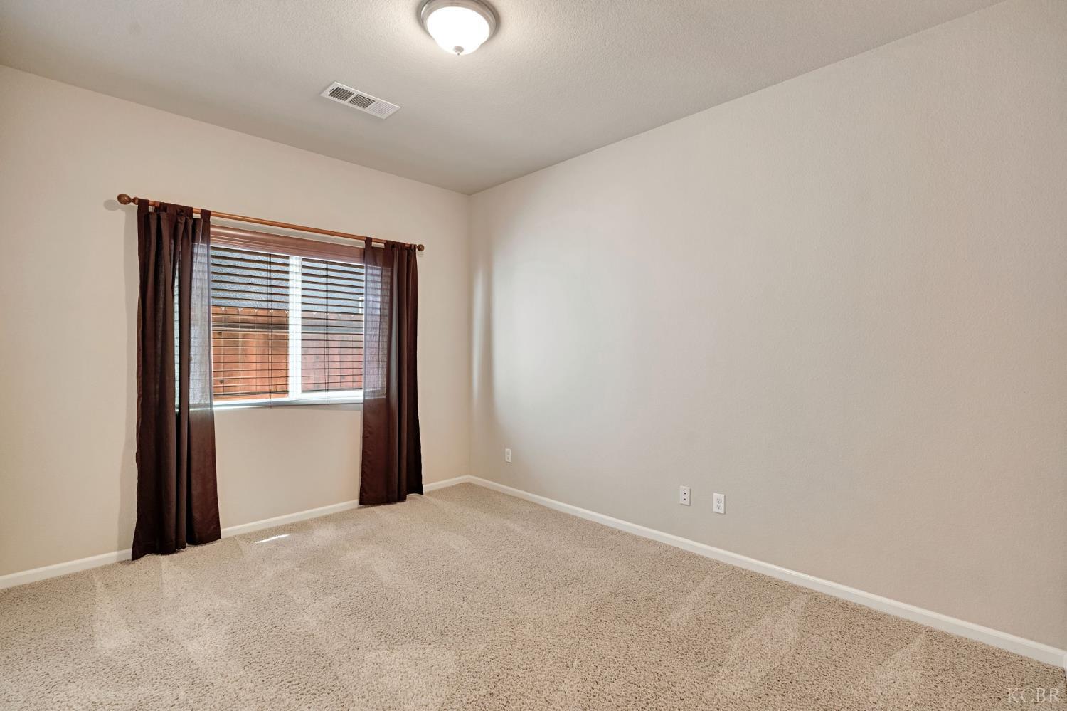 1865 W Hopkins Dr, Hanford, CA 93230