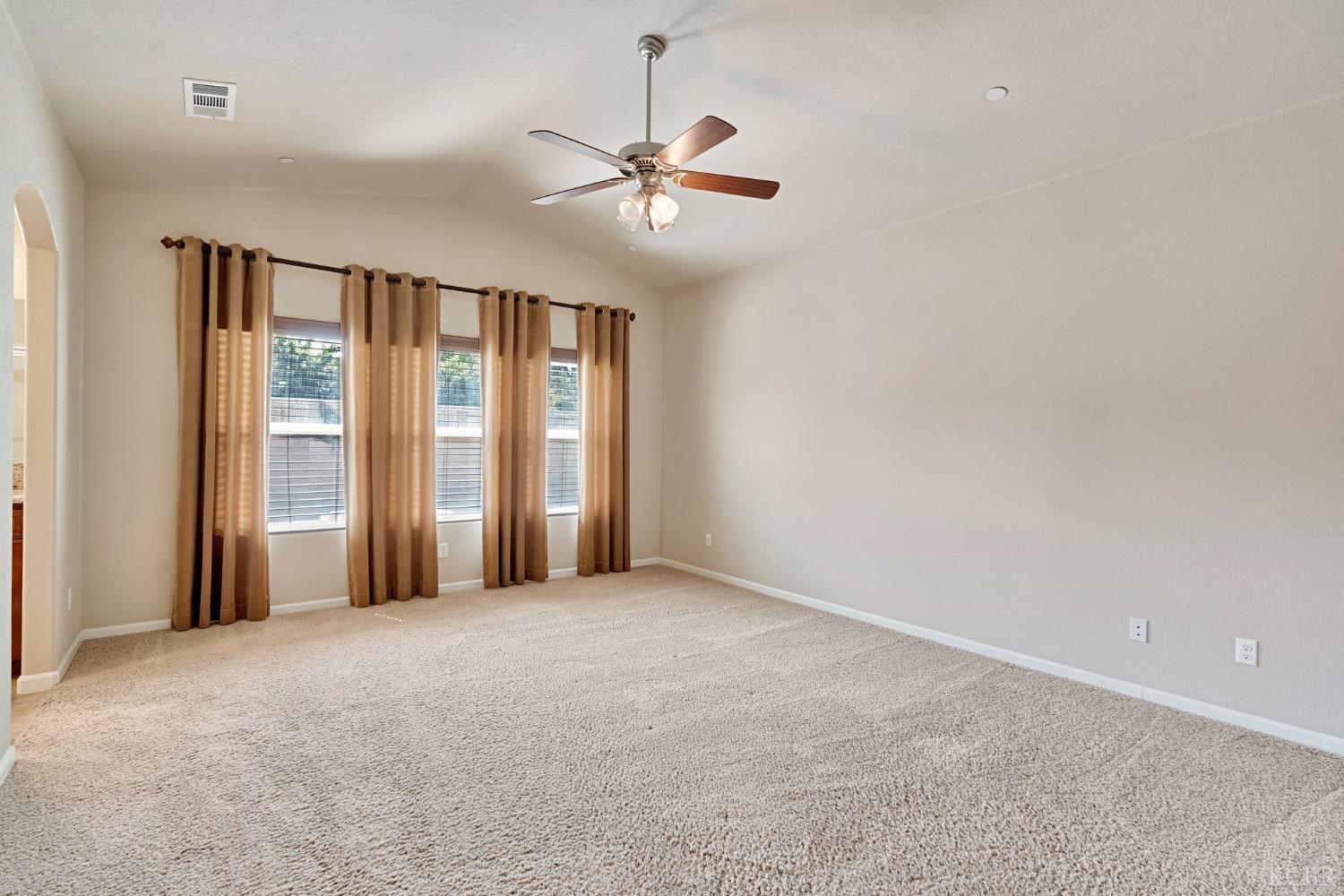 1865 W Hopkins Dr, Hanford, CA 93230