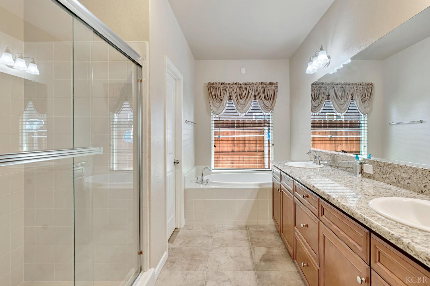 1865 W Hopkins Dr, Hanford, CA 93230