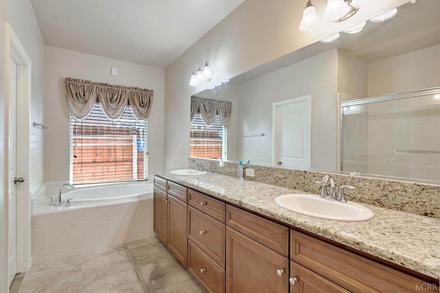 1865 W Hopkins Dr, Hanford, CA 93230