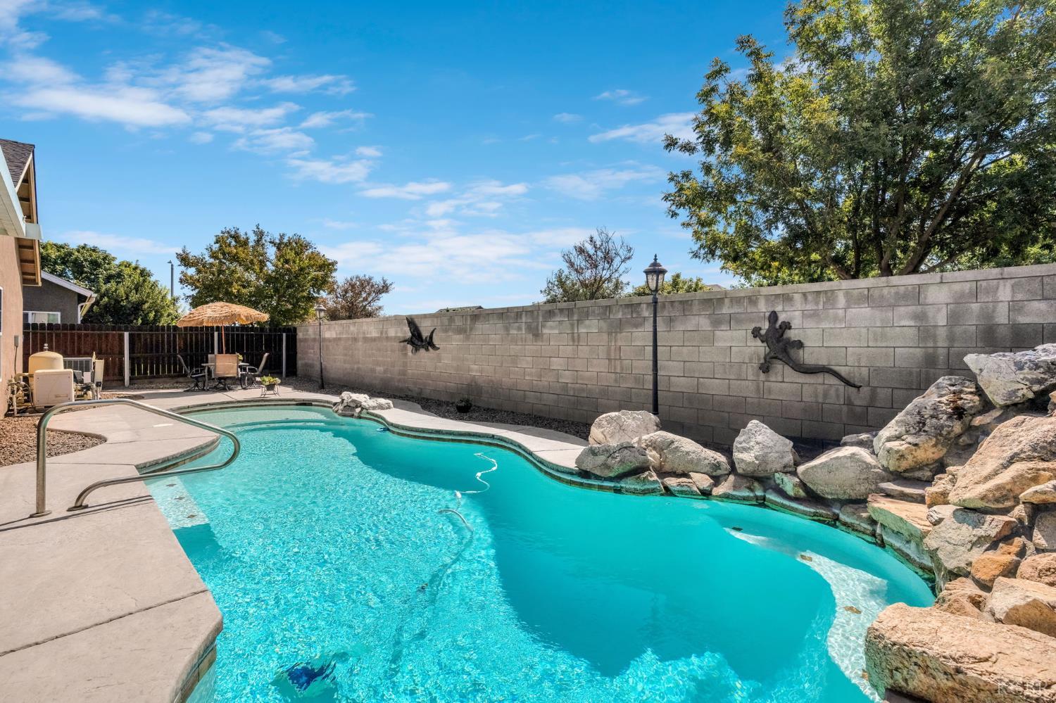 1865 W Hopkins Dr, Hanford, CA 93230
