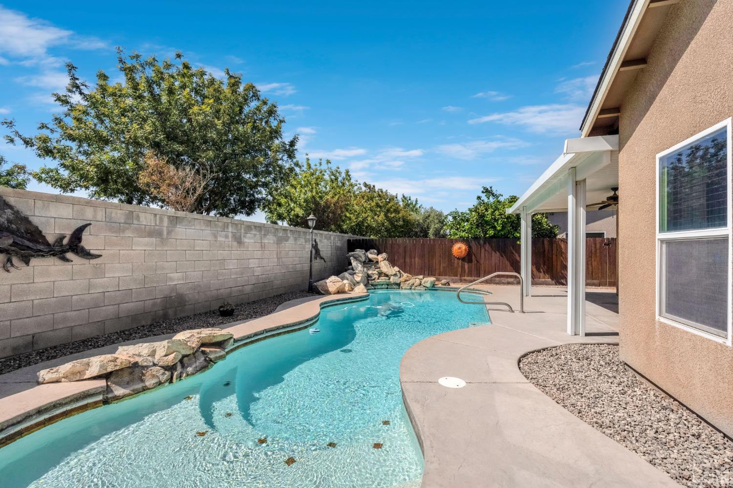 1865 W Hopkins Dr, Hanford, CA 93230