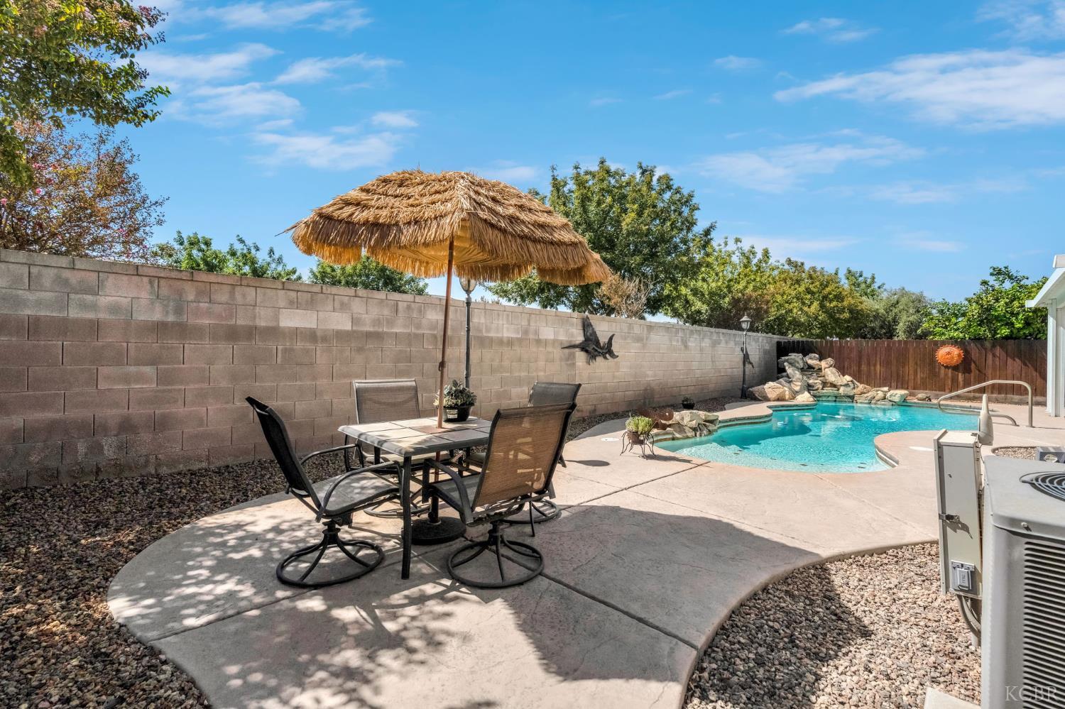1865 W Hopkins Dr, Hanford, CA 93230