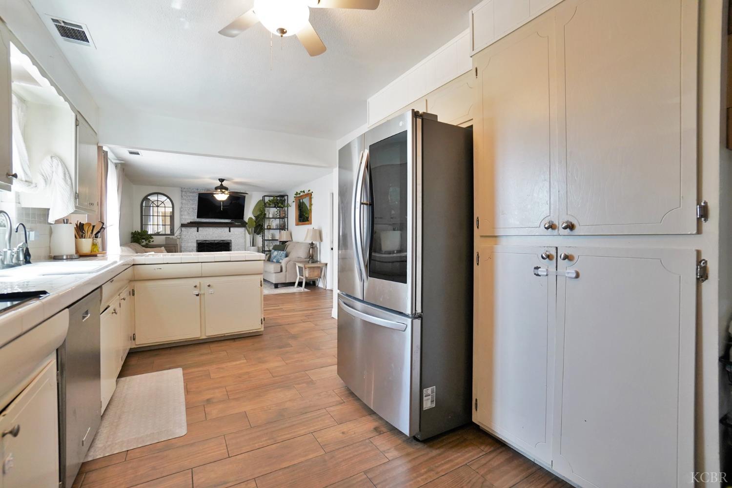641 Meadow Ln, Lemoore, CA 93245