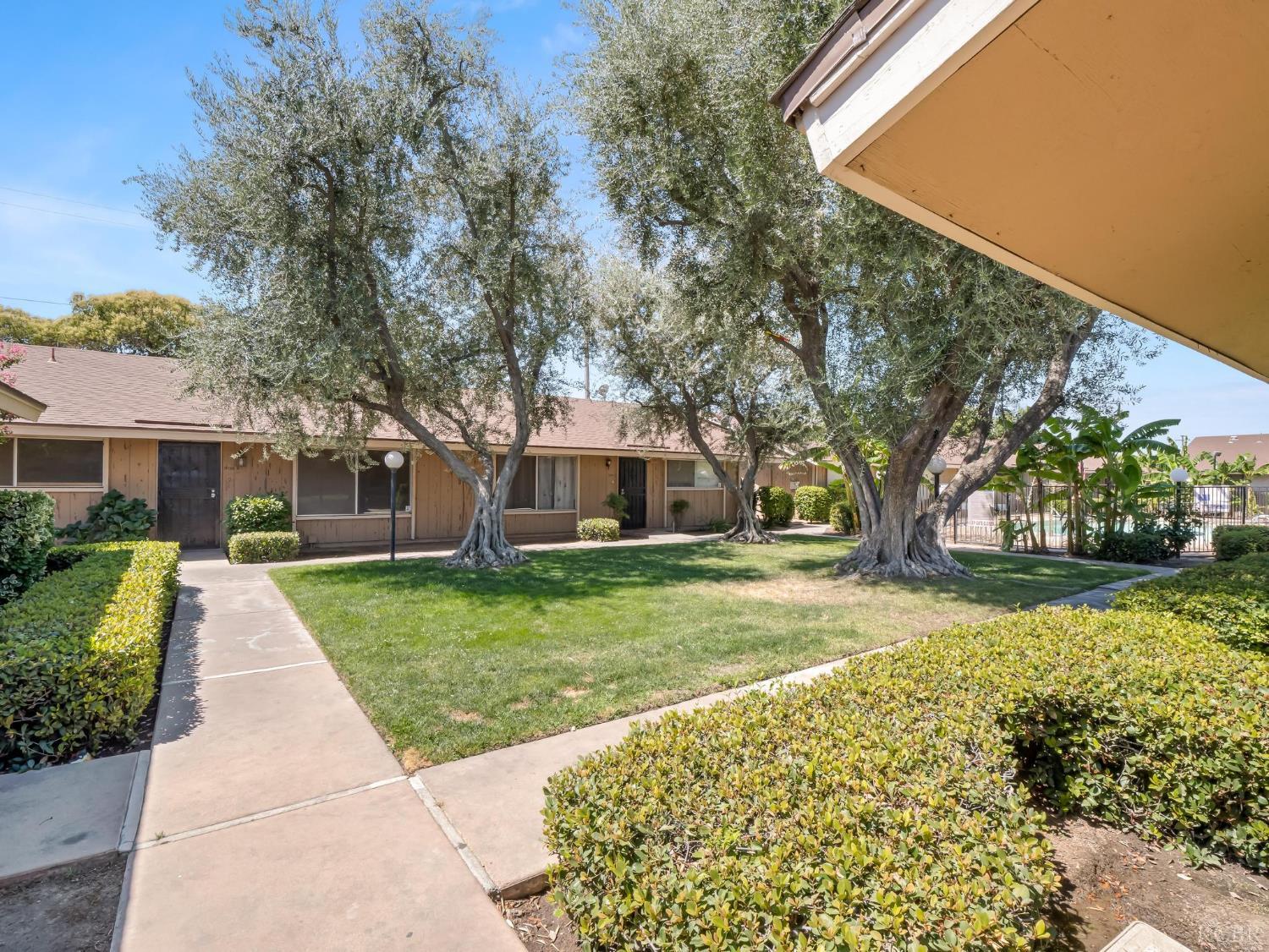 3725 N Fruit Ave, Fresno, CA 93705