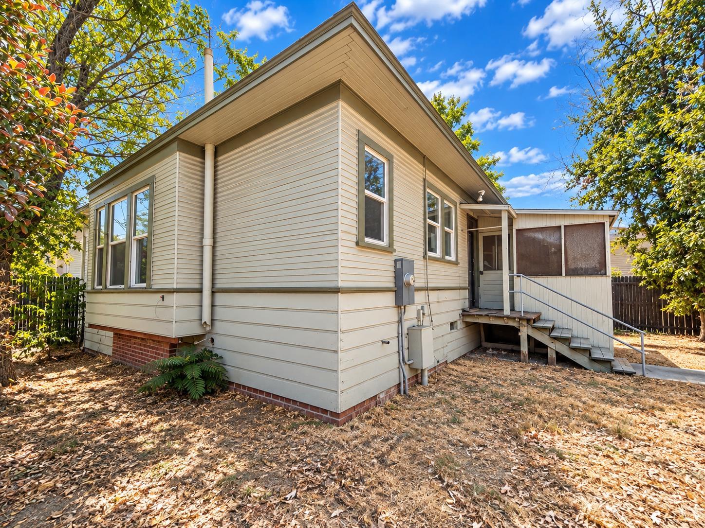 110 W Myrtle St, Hanford, CA 93230