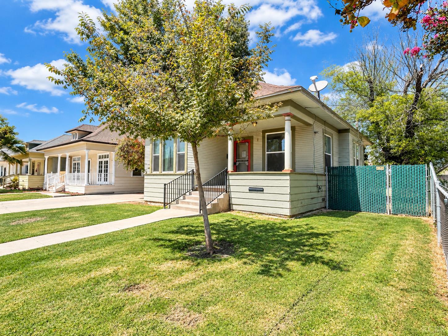 110 W Myrtle St, Hanford, CA 93230