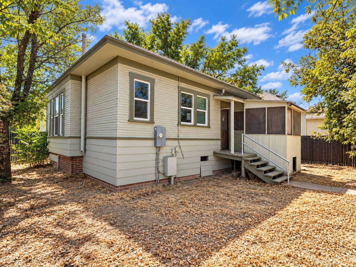 110 W Myrtle St, Hanford, CA 93230