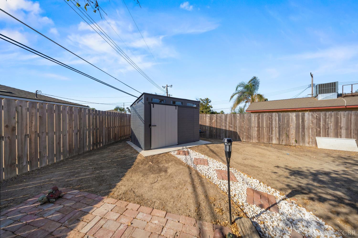 2009 Fairmont Dr, Hanford, CA 93230