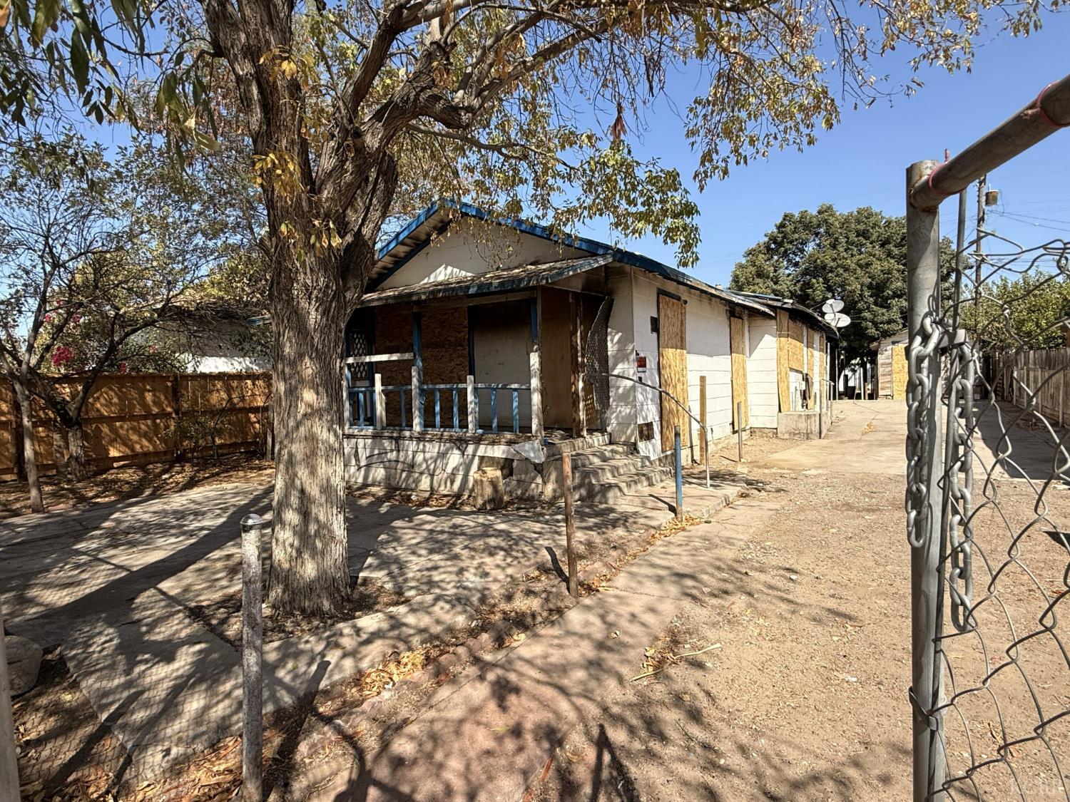 305 E Merced St, Avenal, CA 93204