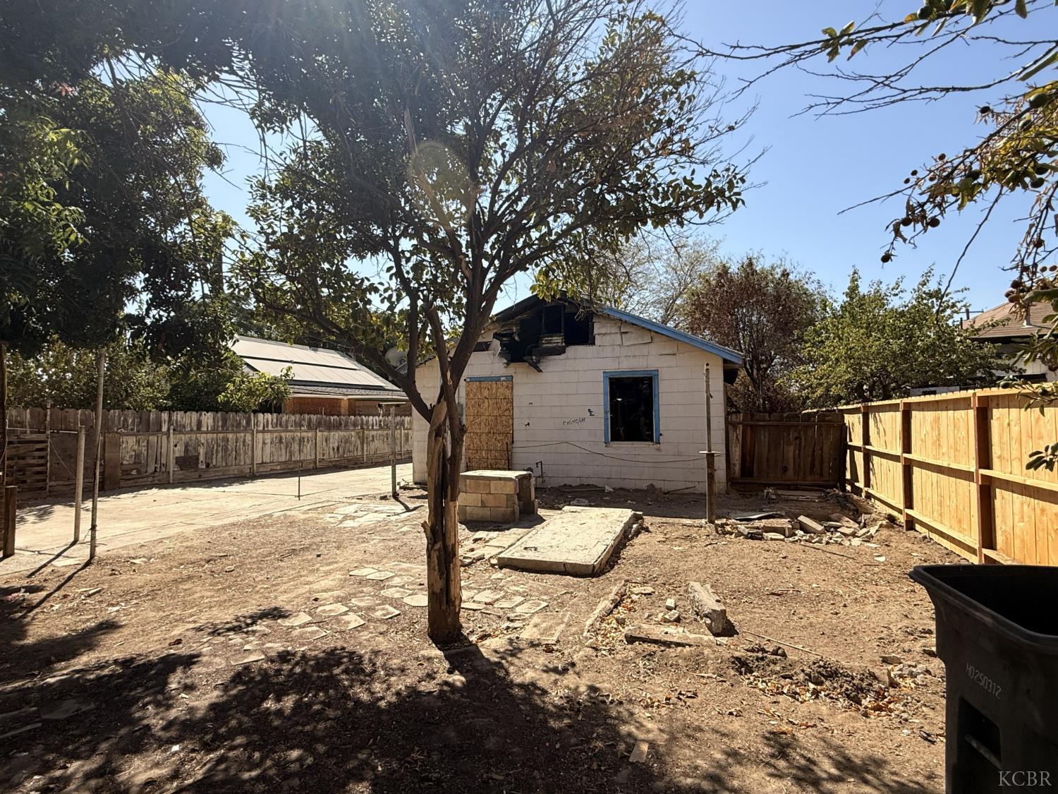 305 E Merced St, Avenal, CA 93204