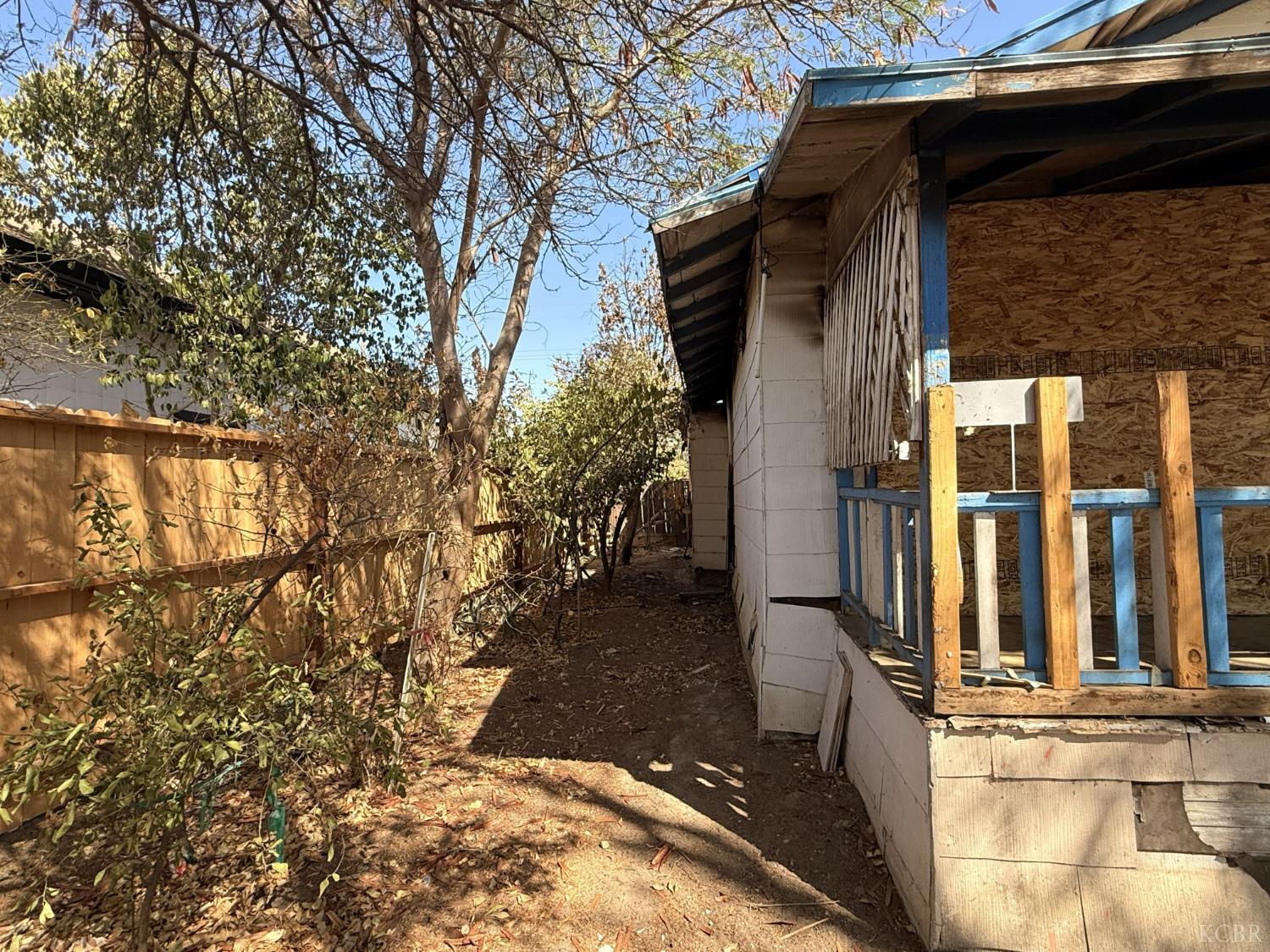 305 E Merced St, Avenal, CA 93204