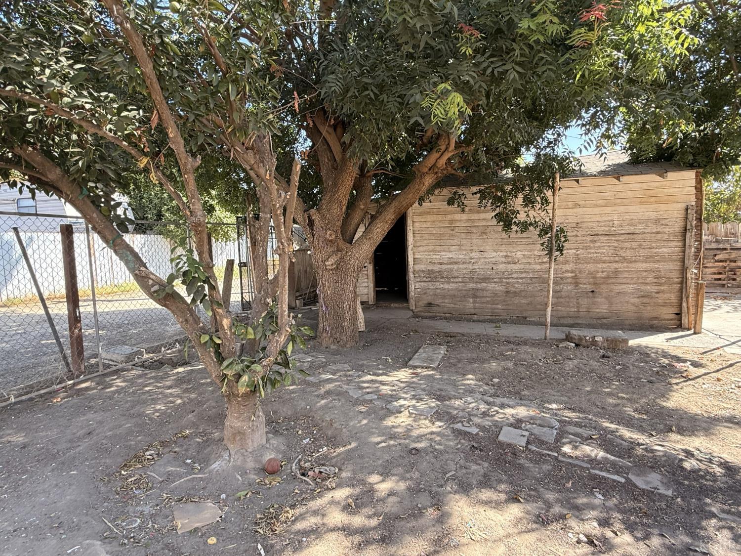 305 E Merced St, Avenal, CA 93204
