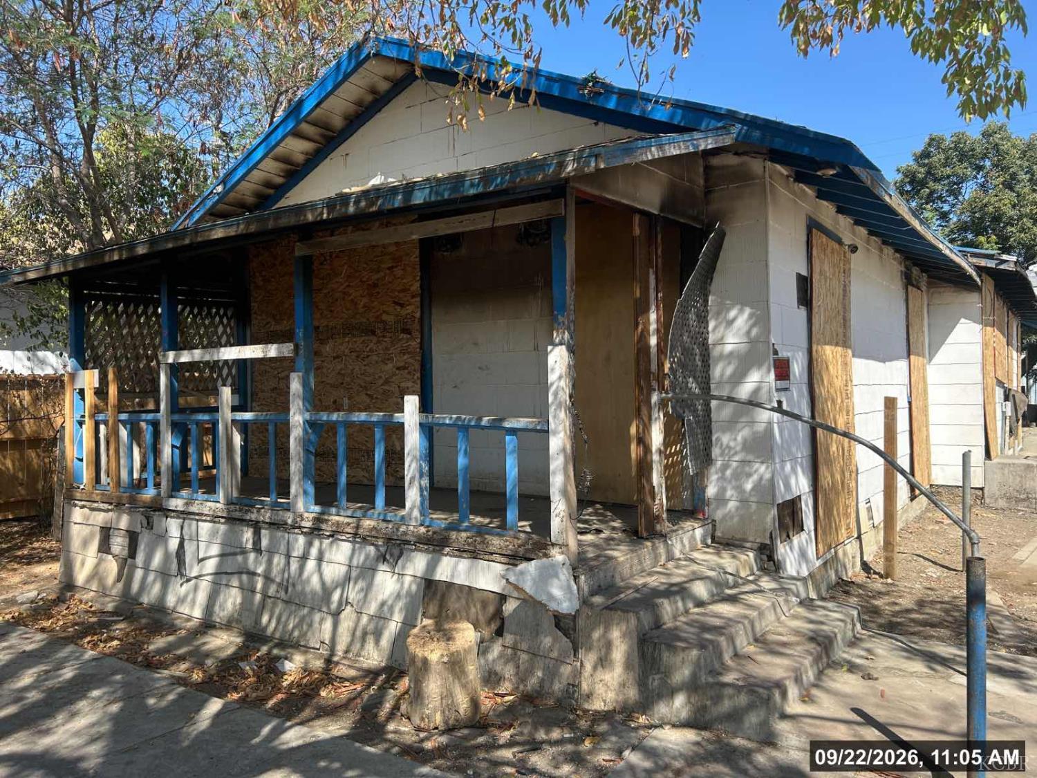 305 E Merced St, Avenal, CA 93204