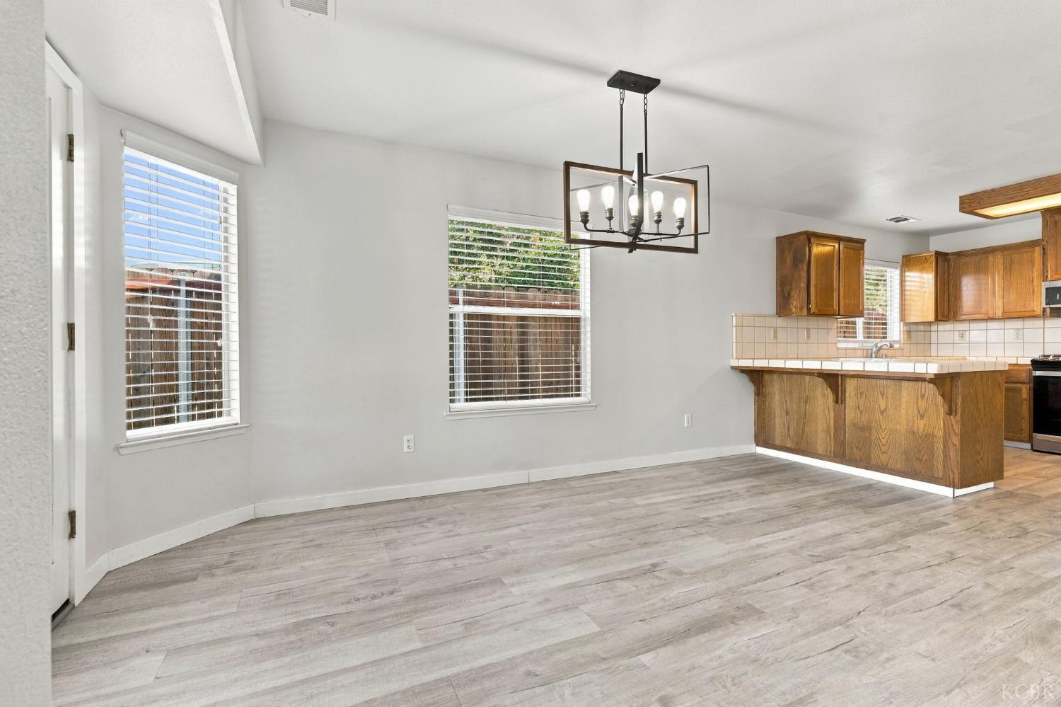 1914 Theresa Ave, Hanford, CA 93230
