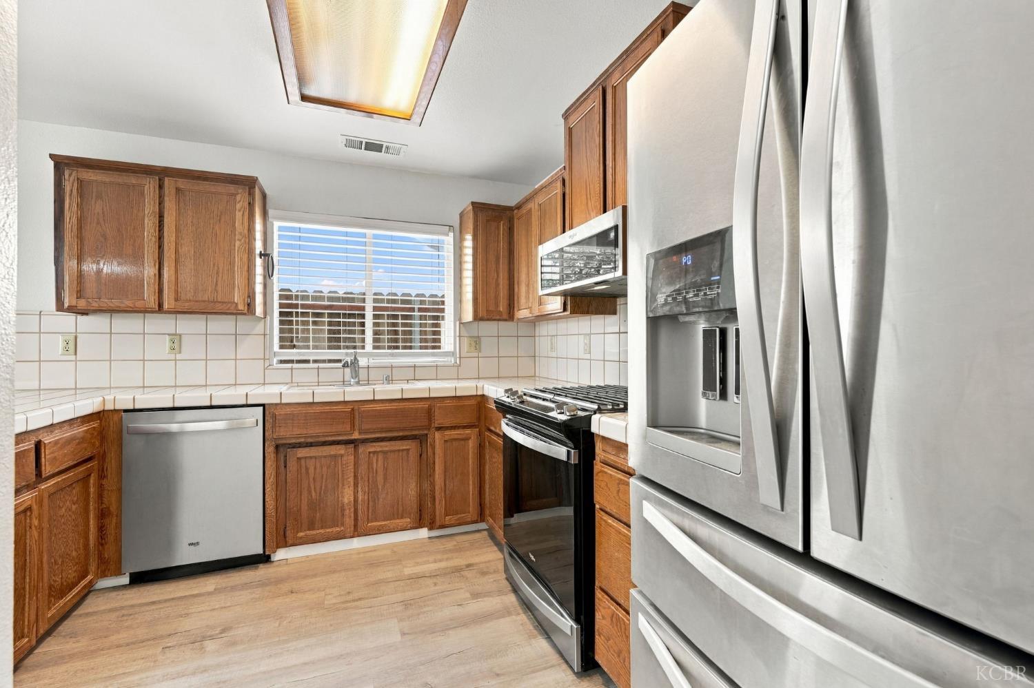 1914 Theresa Ave, Hanford, CA 93230