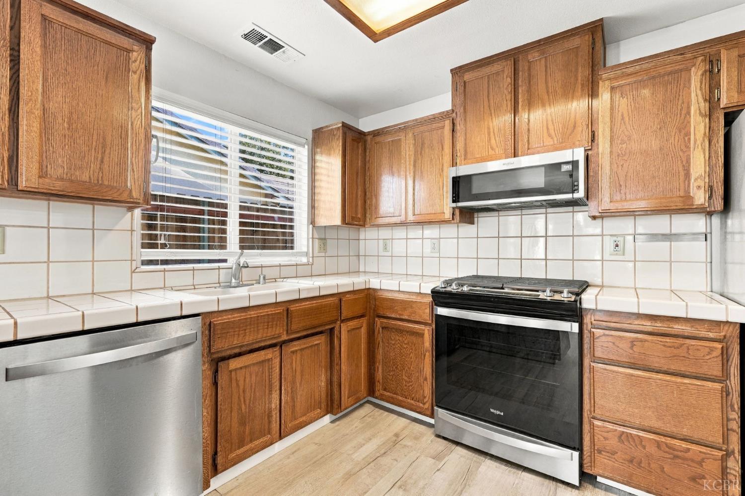 1914 Theresa Ave, Hanford, CA 93230