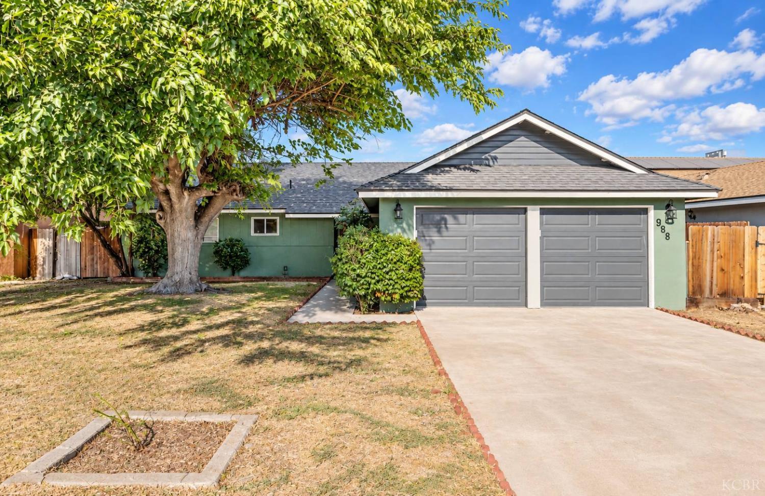 988 Laurel Ave, Lindsay, CA 93247