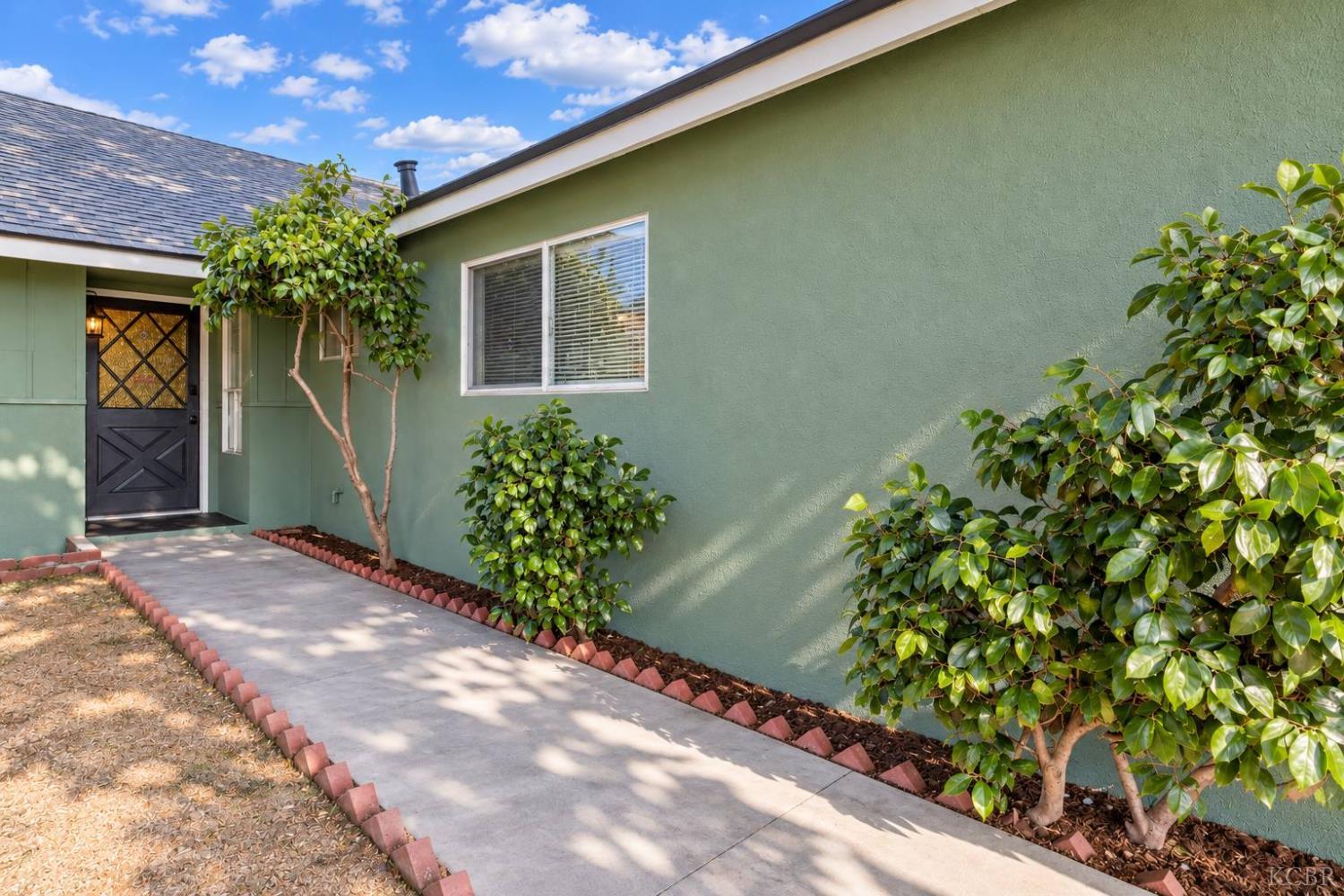 988 Laurel Ave, Lindsay, CA 93247
