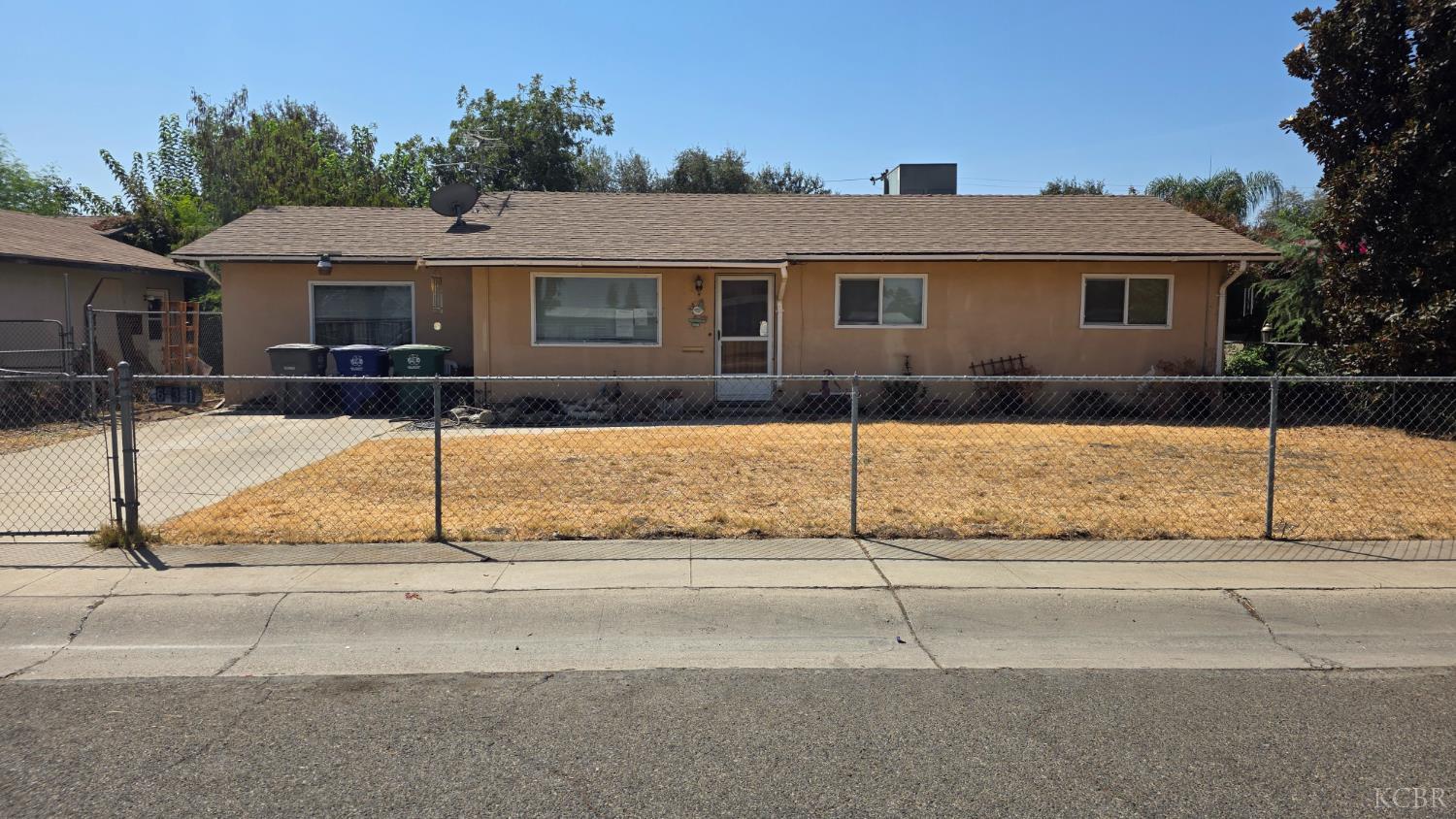 631 E Costner St, Farmersville, CA 93223