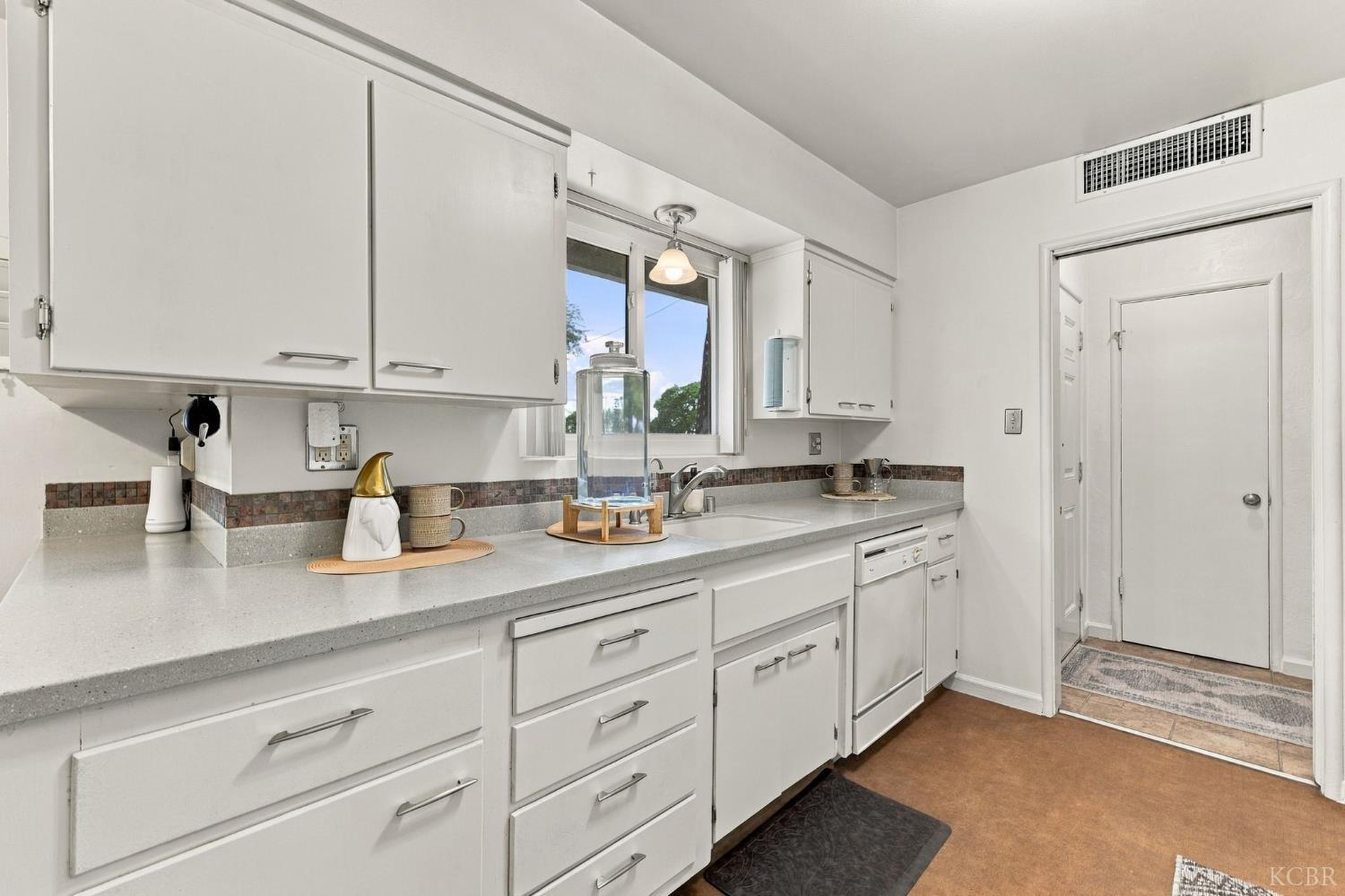 3985 N Tollhouse Rd, Fresno, CA 93726