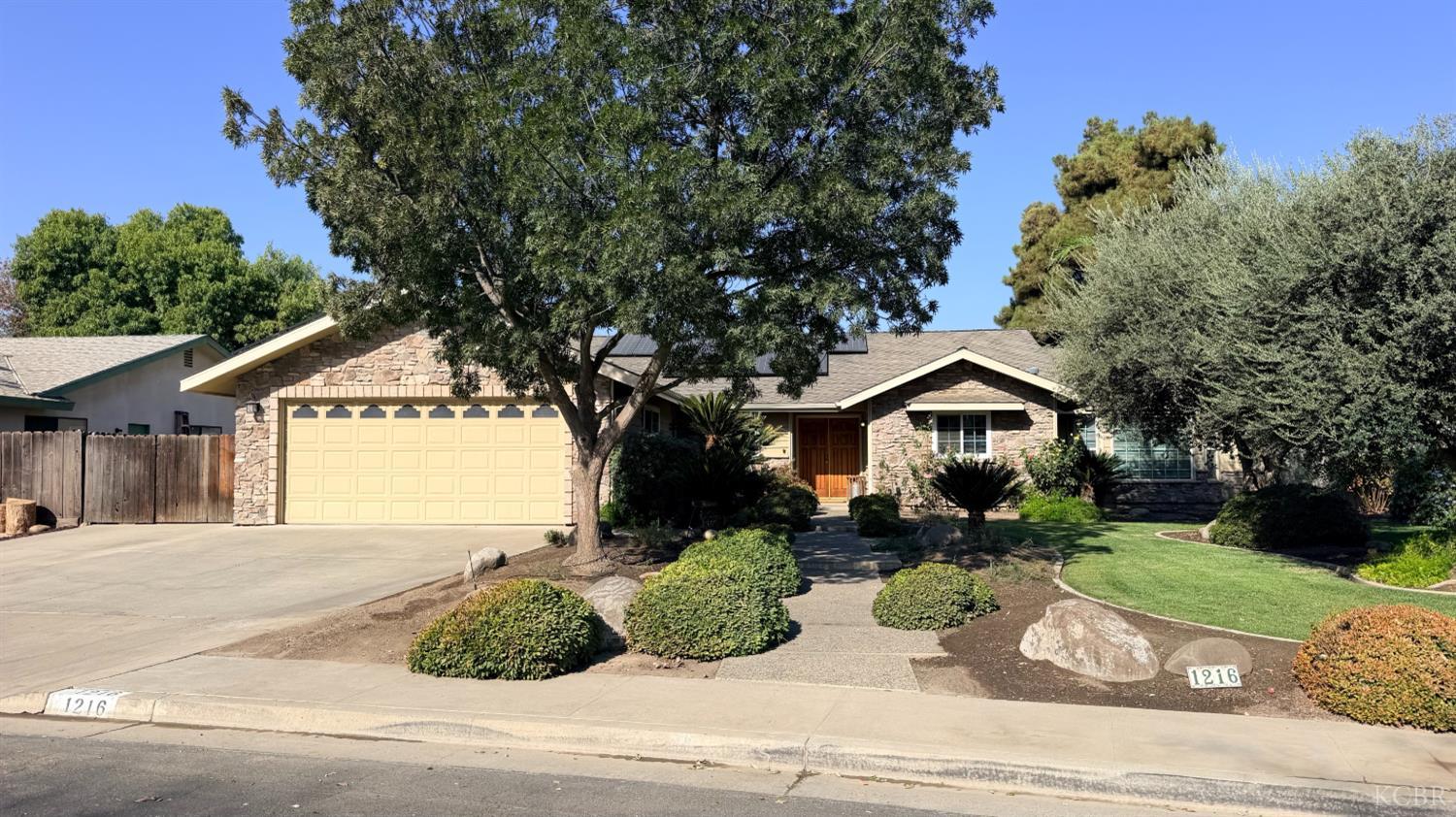 1216 Oxford Way, Hanford, CA 93230