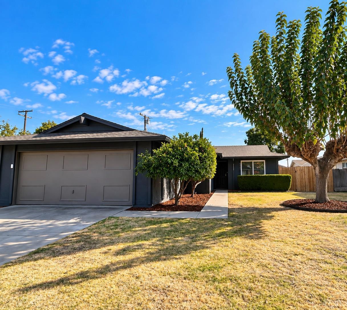 1565 Lark St, Hanford, CA 93230