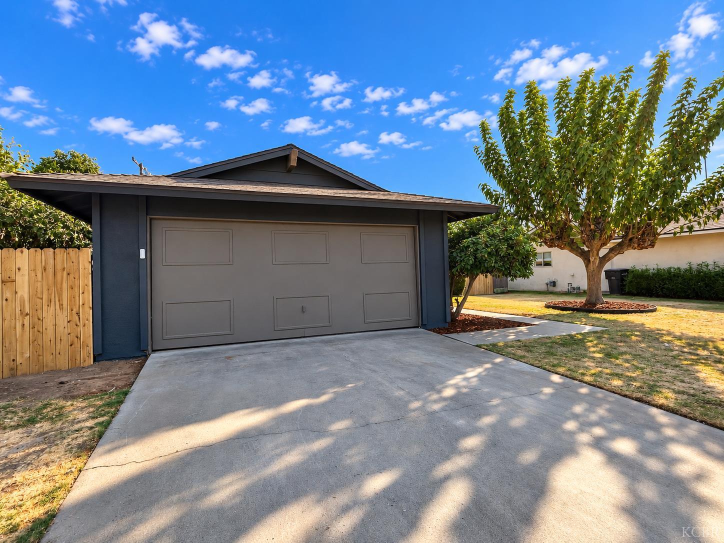 1565 Lark St, Hanford, CA 93230