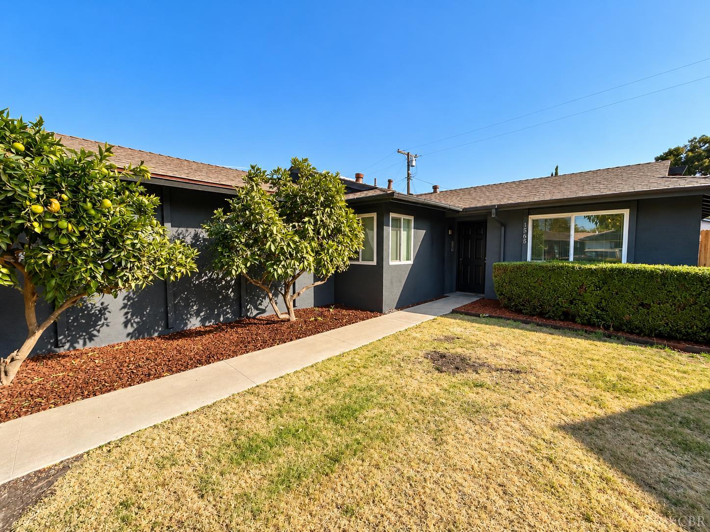 1565 Lark St, Hanford, CA 93230