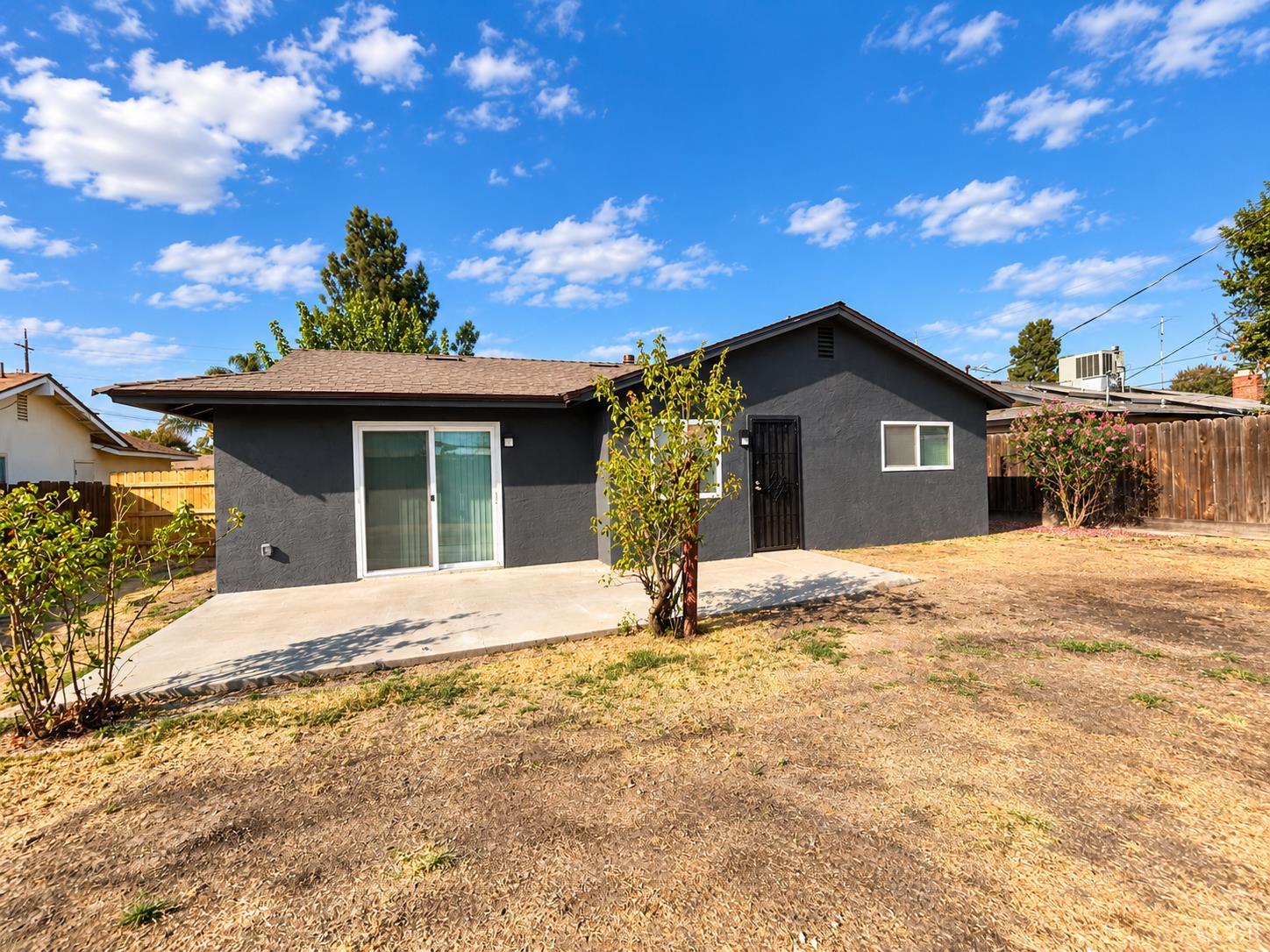 1565 Lark St, Hanford, CA 93230