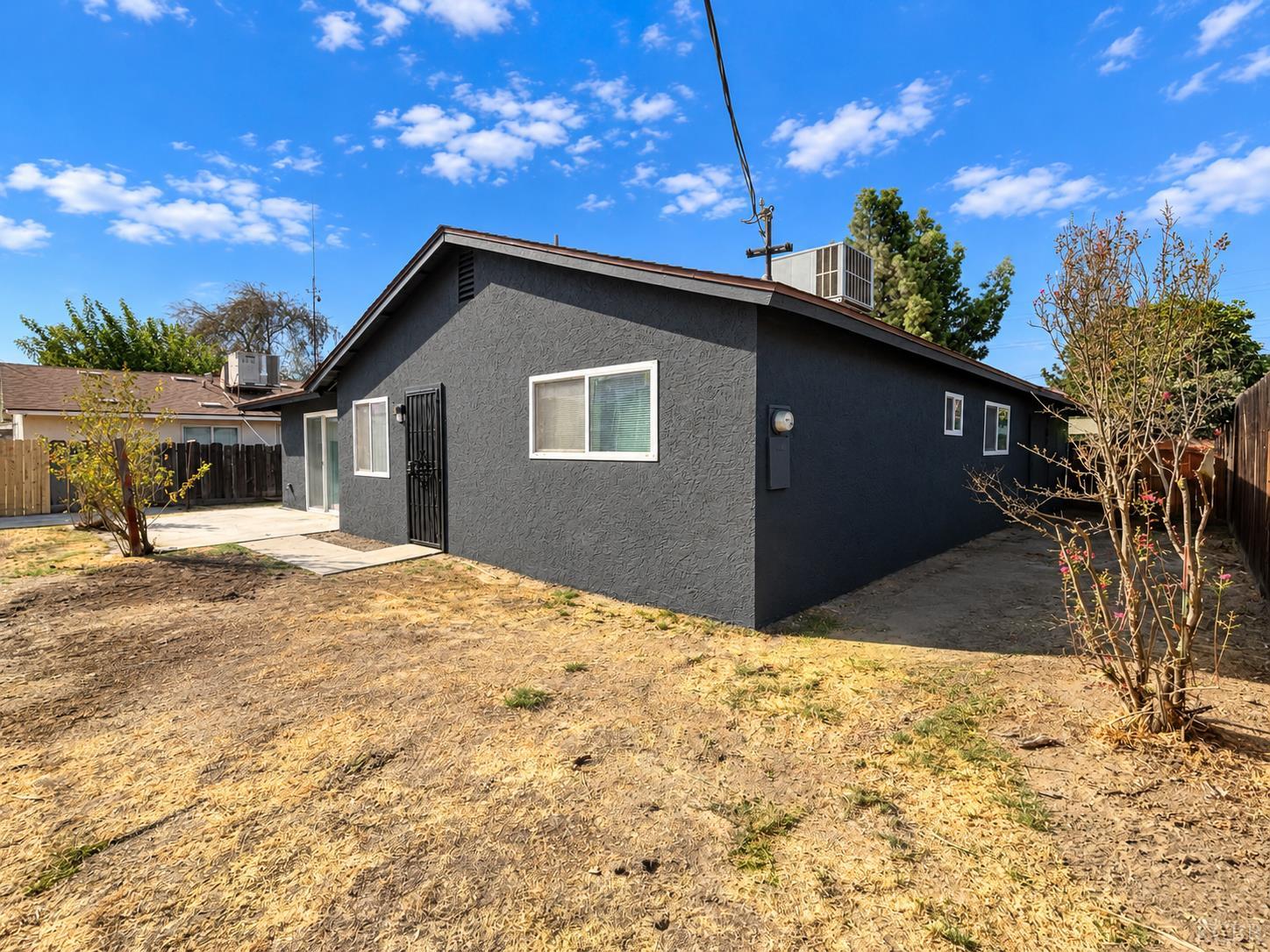 1565 Lark St, Hanford, CA 93230