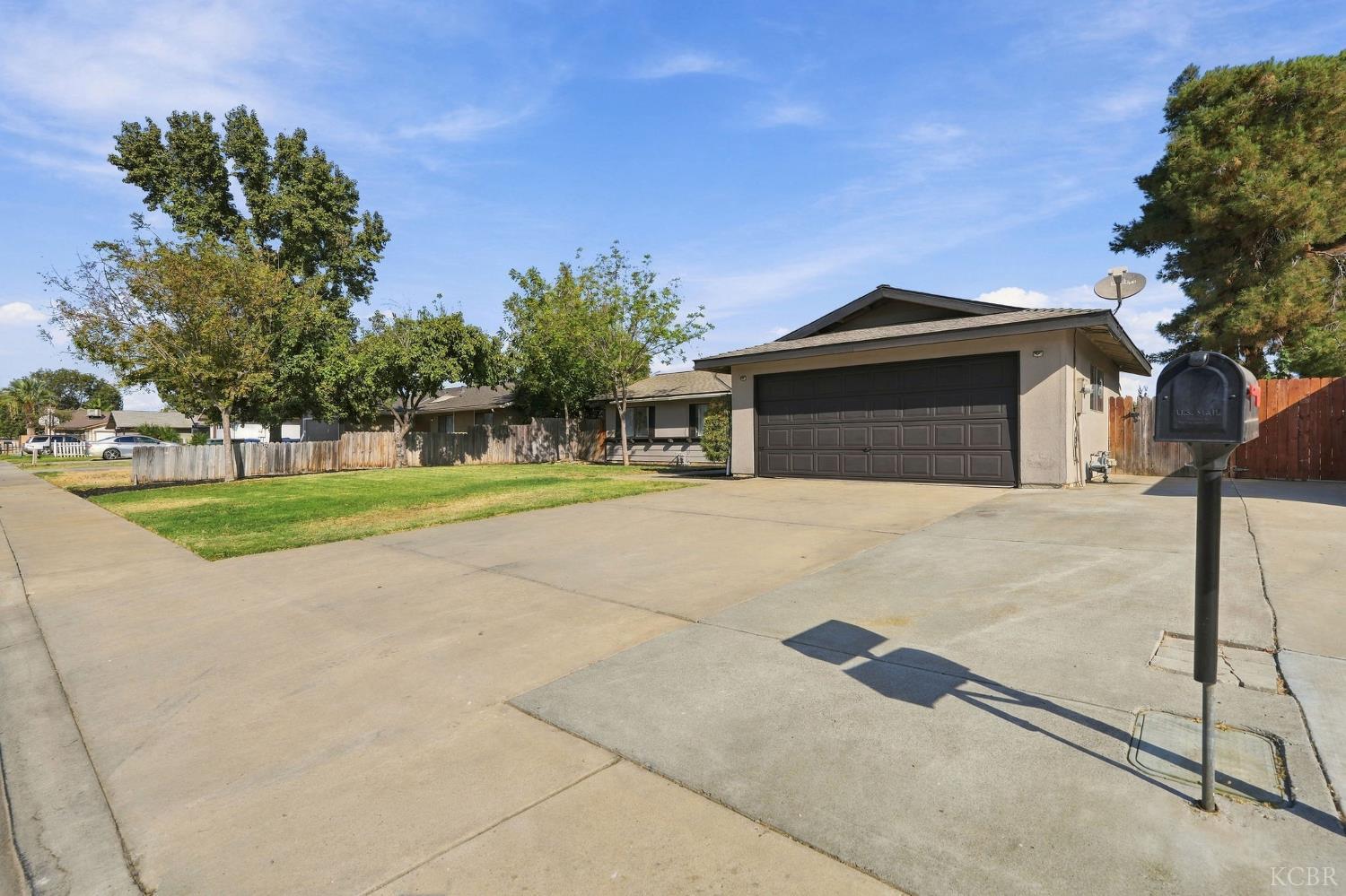 778 Lakewood Dr, Hanford, CA 93230