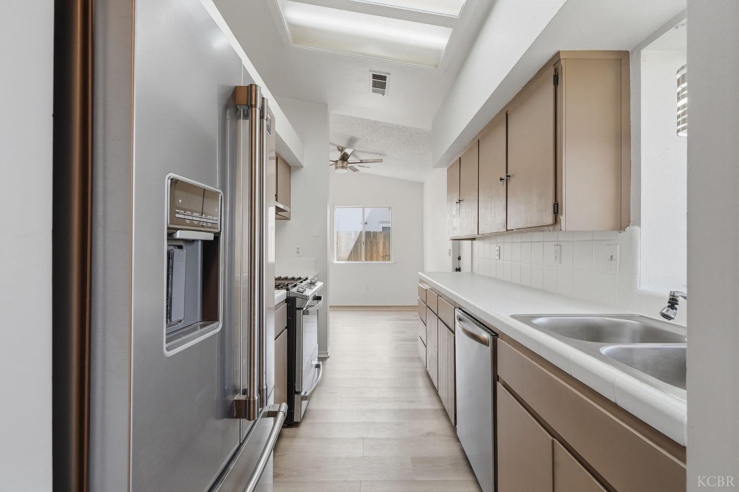 778 Lakewood Dr, Hanford, CA 93230