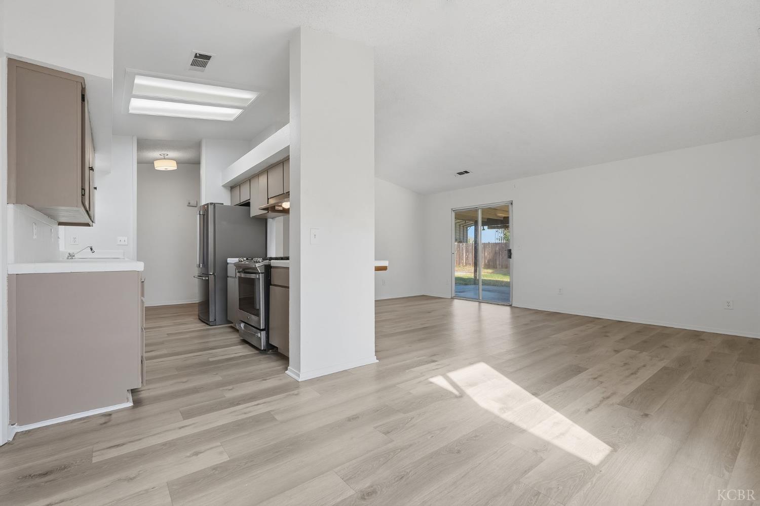778 Lakewood Dr, Hanford, CA 93230