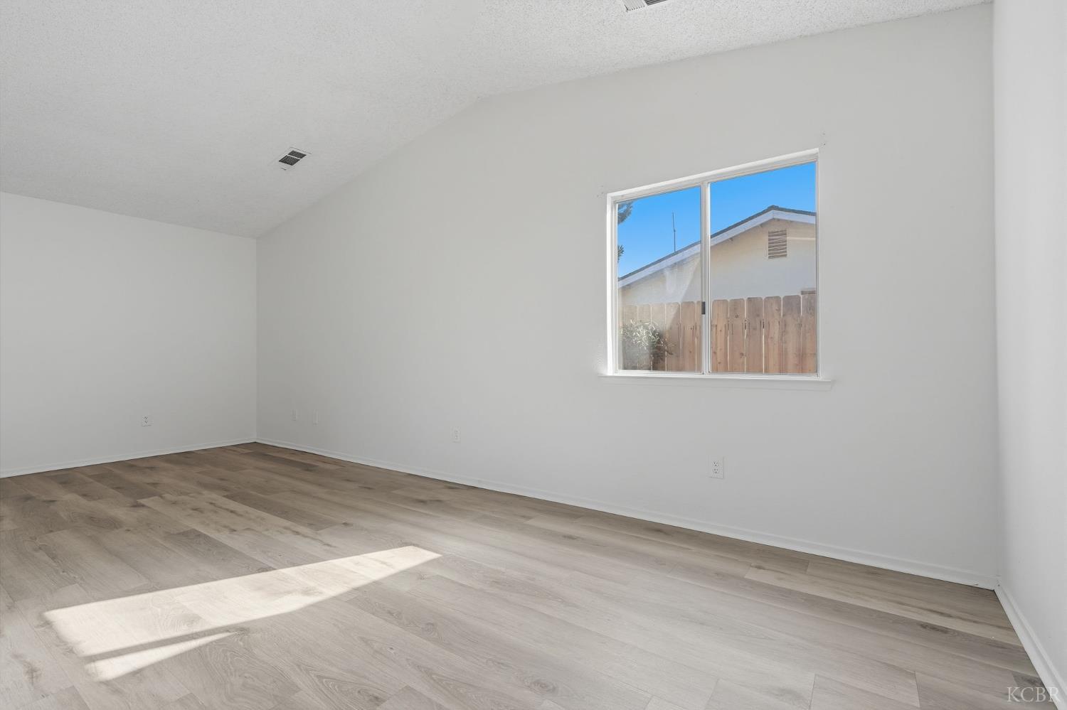 778 Lakewood Dr, Hanford, CA 93230