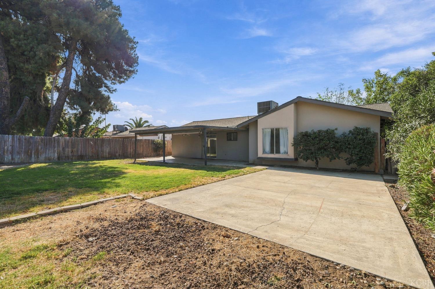 778 Lakewood Dr, Hanford, CA 93230