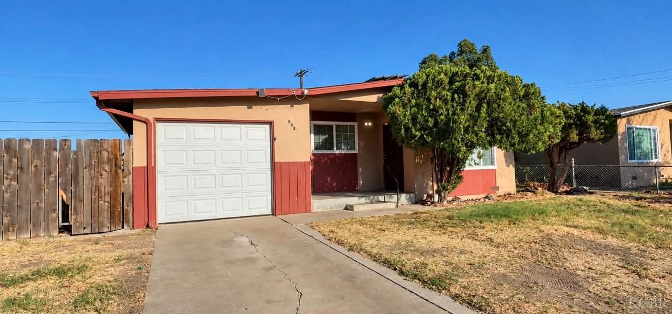 885 S Harris St, Hanford, CA 93230