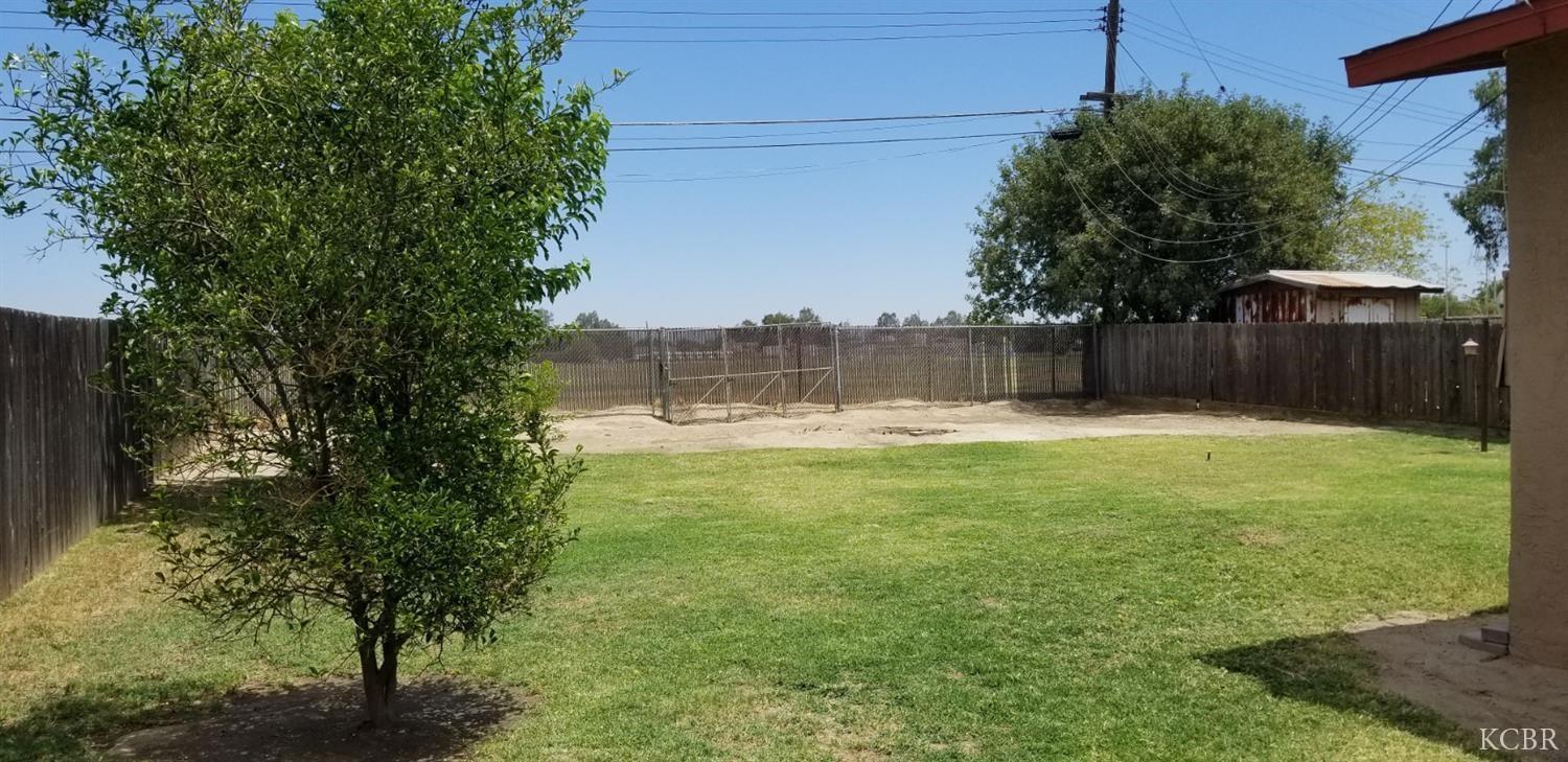 885 S Harris St, Hanford, CA 93230