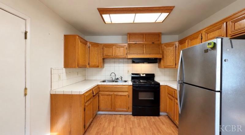 885 S Harris St, Hanford, CA 93230