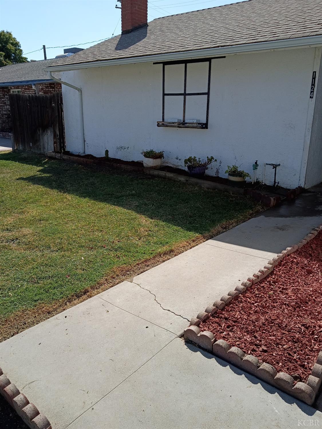 1124 Robin Ave, Hanford, CA 93230