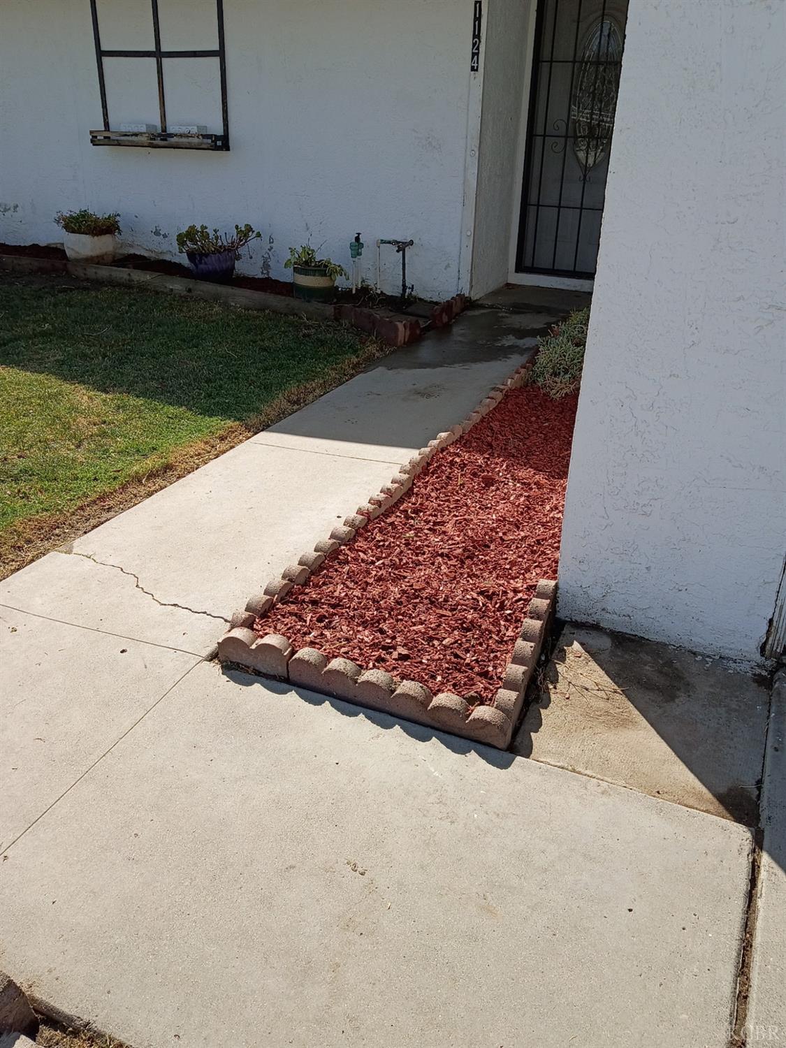 1124 Robin Ave, Hanford, CA 93230