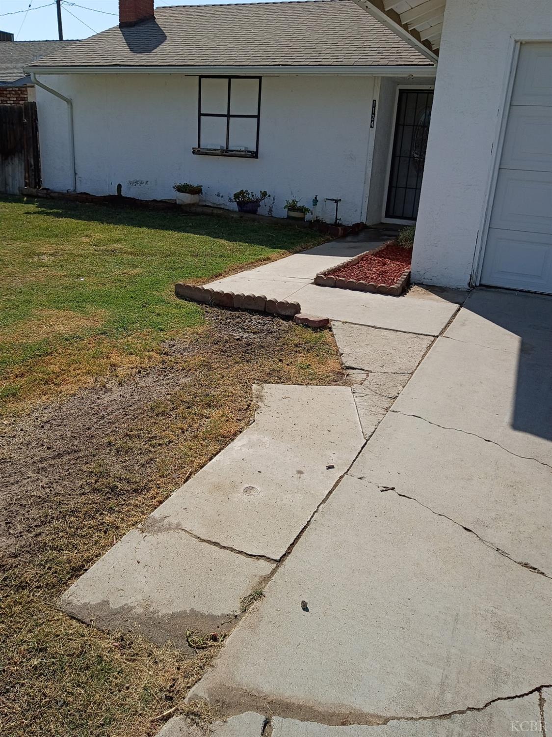 1124 Robin Ave, Hanford, CA 93230