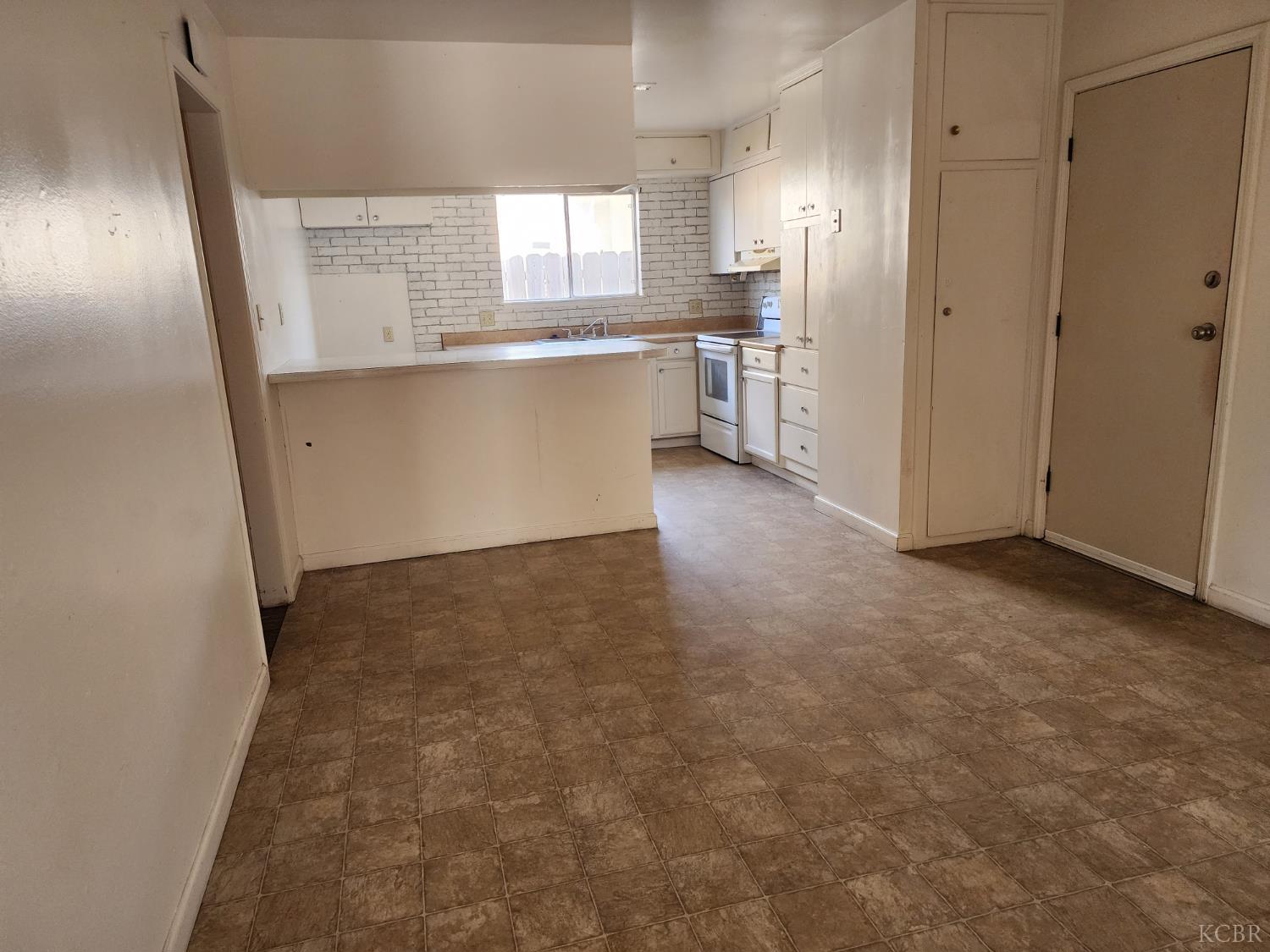 1124 Robin Ave, Hanford, CA 93230
