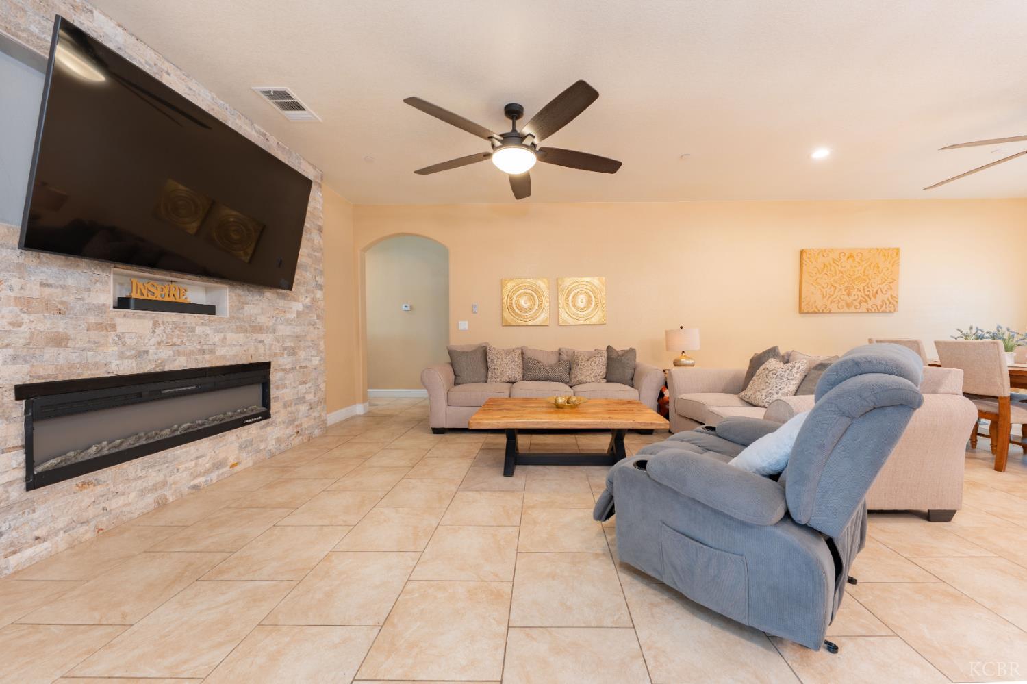 634 E San Miguel St, Hanford, CA 93230