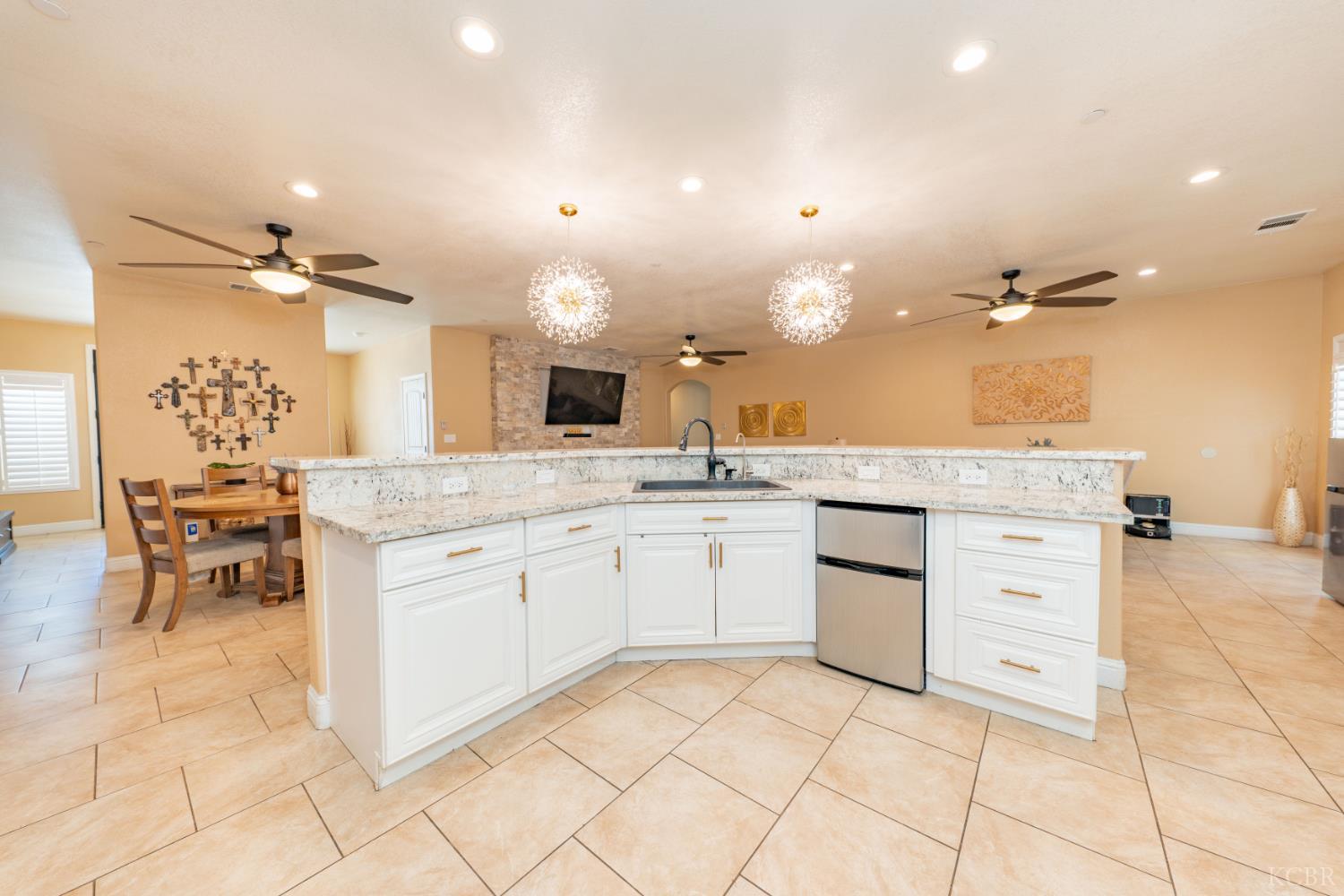634 E San Miguel St, Hanford, CA 93230