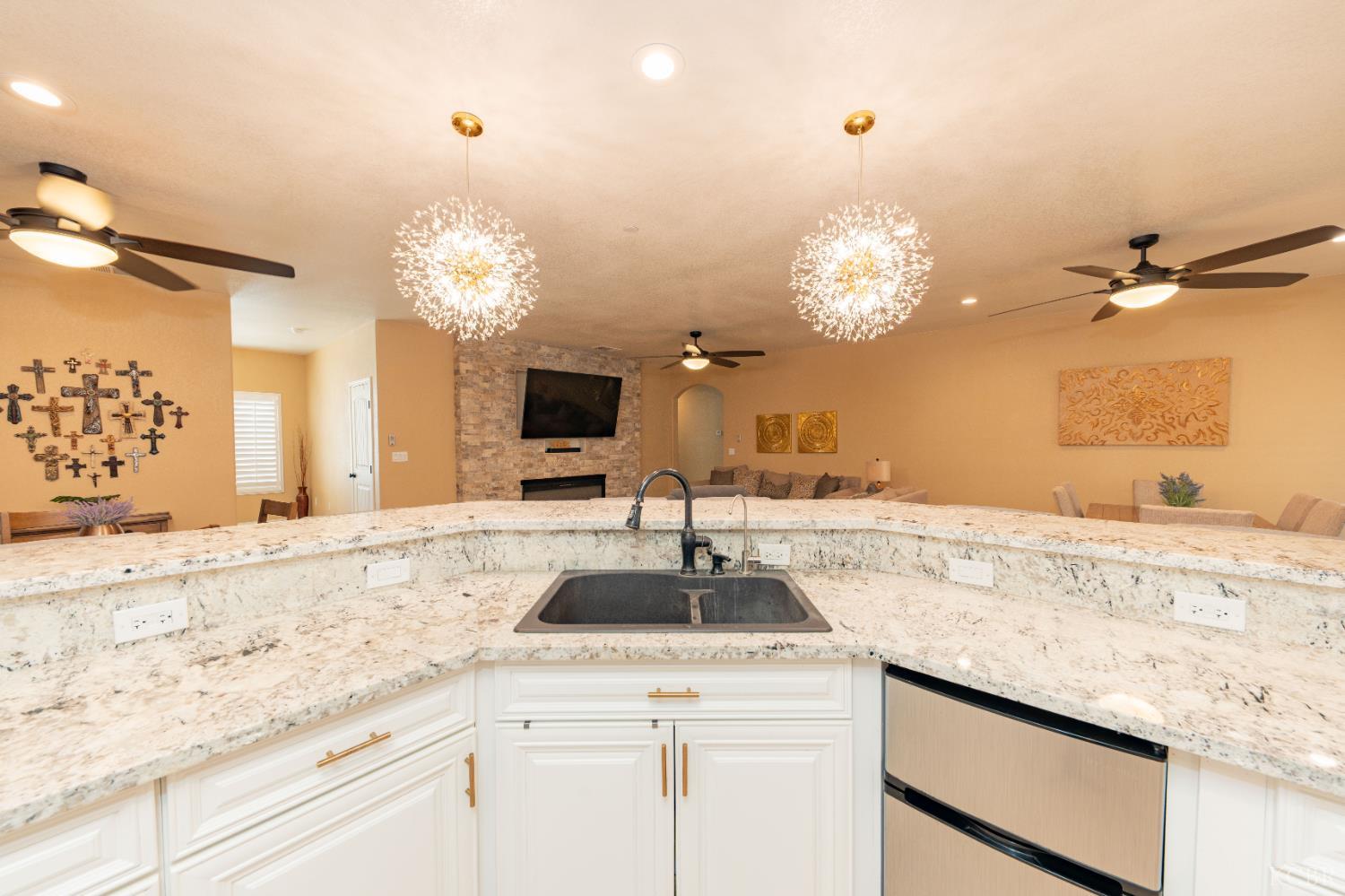 634 E San Miguel St, Hanford, CA 93230