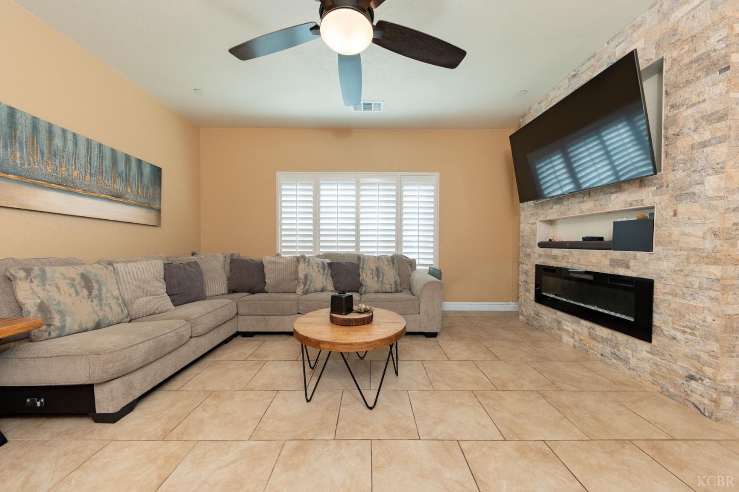 634 E San Miguel St, Hanford, CA 93230