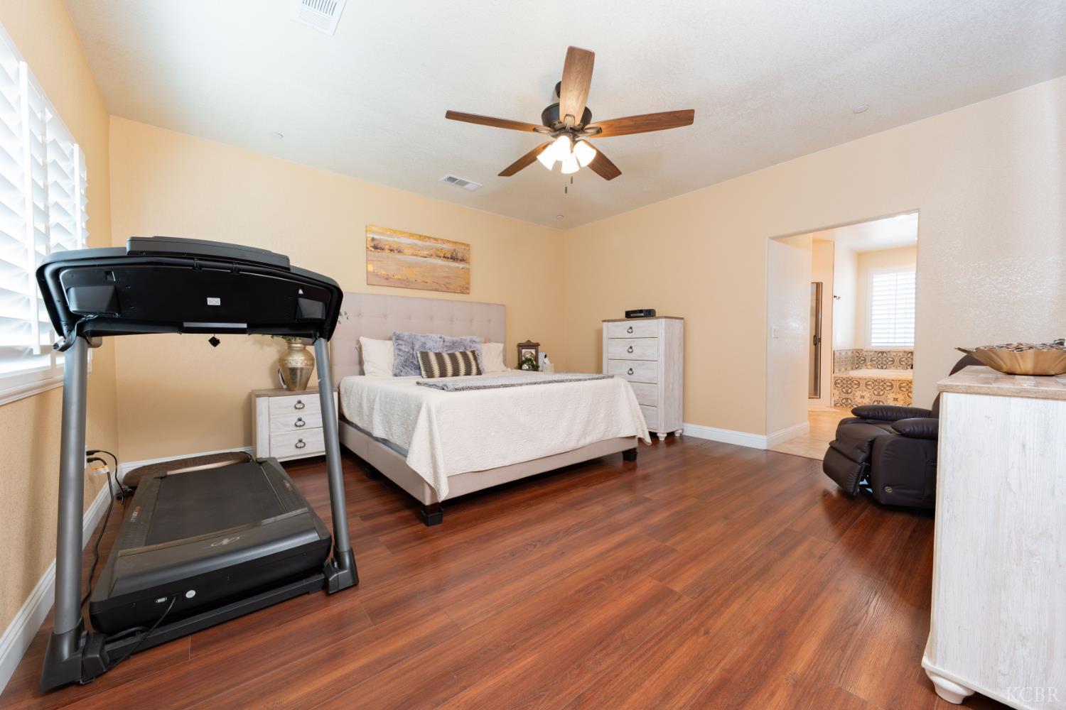 634 E San Miguel St, Hanford, CA 93230