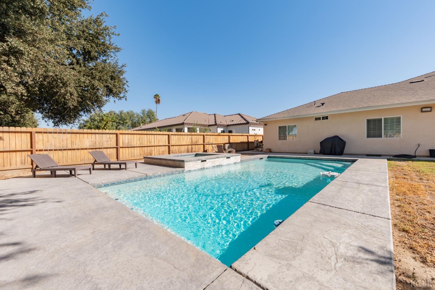 634 E San Miguel St, Hanford, CA 93230