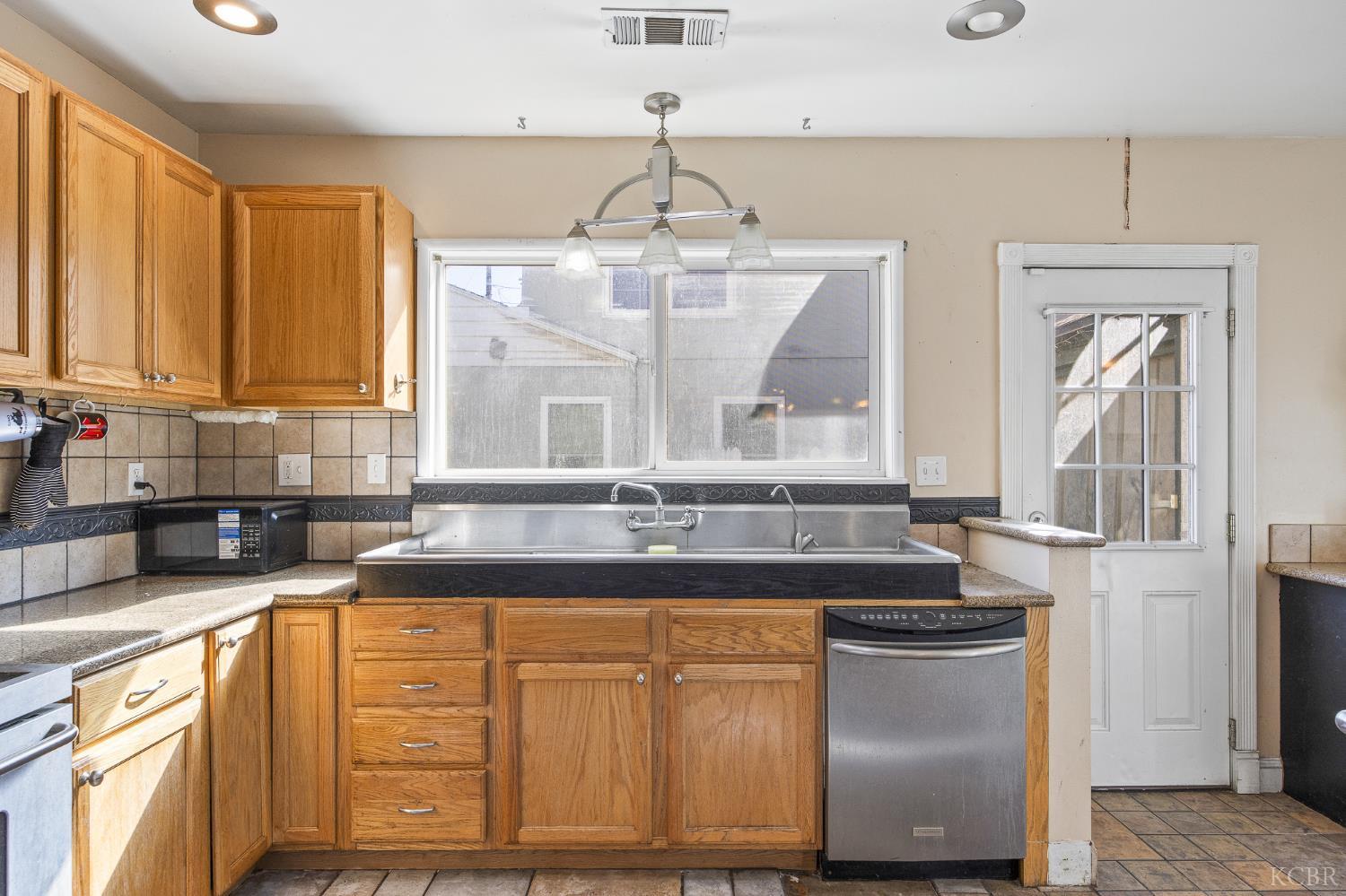 515 Neville St, Hanford, CA 93230